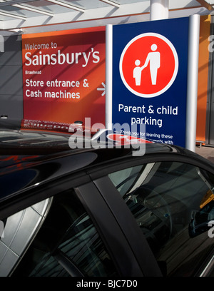 Aviso de aparcamiento de padre e hijo en Sainsbury's store Foto de stock