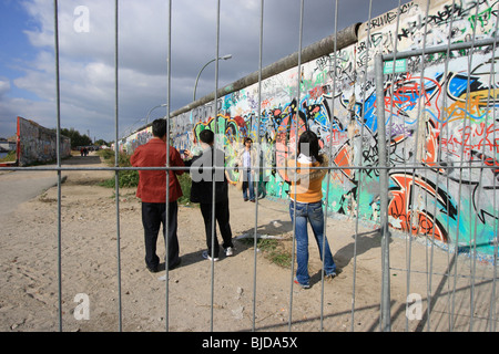 Partes del muro de Berlín con el graffiti, Berlín, Alemania Foto de stock