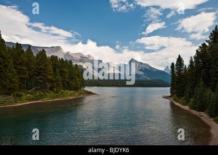 El lago Maligne - Parque Nacional Jasper, Alberta, Canadá Foto de stock