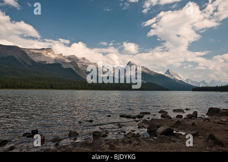 El lago Maligne - Parque Nacional Jasper, Alberta, Canadá Foto de stock