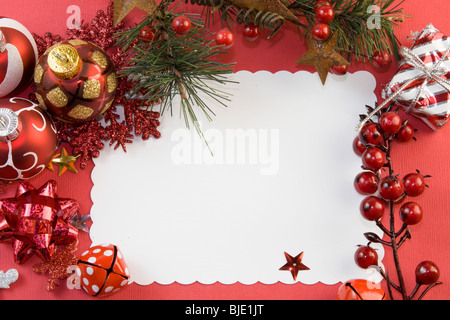 Tarjeta de Navidad en blanco con rojo elementos incluidos, chucherías, BOW, Copito de nieve, bayas, presente y copyspace Foto de stock