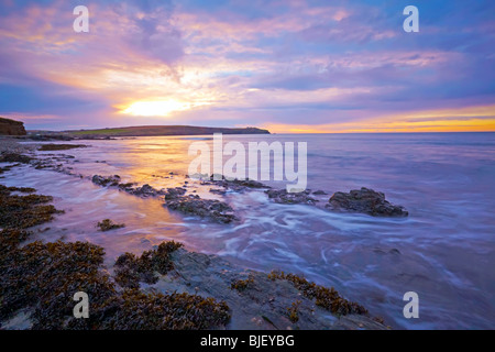Se enciende la luz cálida noche Clonakilty Bay,West Cork, Irlanda