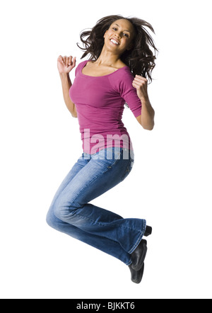 Mujer vestida casualmente saltar