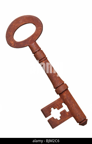 Una muy antigua rusted key aislado sobre un fondo blanco.