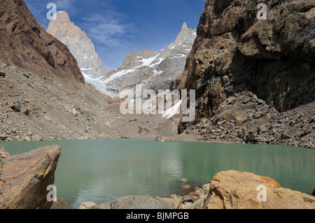 Laguna glaciar delante de la cumbre del monte. Fitz Roy, El Chalten, Andes, Patagonia, Argentina, Sudamérica Foto de stock
