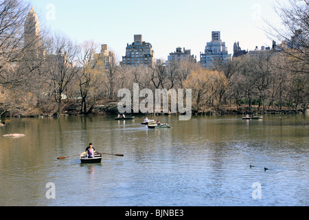 Rowboating en el lago en el Central Park de Nueva York