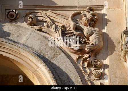 El Palazzo Cosentini barroco balcón canecillos esculpidos, Ragusa Ibla, Sicilia Foto de stock