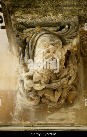 El Palazzo Cosentini barroco balcón canecillos esculpidos, Ragusa Ibla, Sicilia Foto de stock