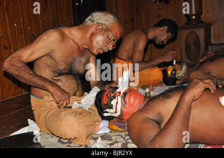 Los actores de Kathakali aplicar maquillaje en Kochi, Kerala, India Foto de stock