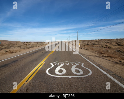 La histórica ruta 66 cruzando el desierto de Mojave en California Foto de stock