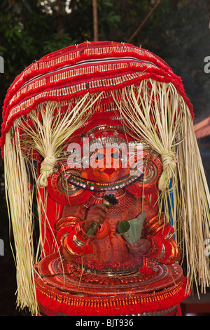 India, Kerala, Kannur (Cannanore), Theyyam, deidad serpiente Naga Kanni Foto de stock