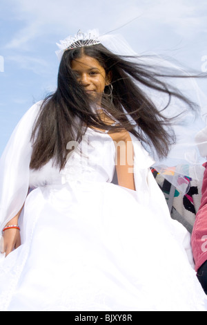 Niña de 10 años de edad mostrando su desfile mexicano vestido. Cinco de  Mayo Fiesta. 'St Paul' Minnesota USA Fotografía de stock - Alamy