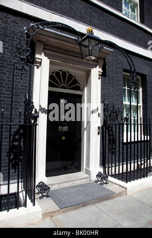 Puerta frontal al número 10 de Downing Street Foto de stock