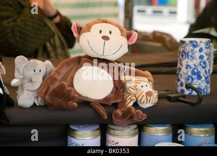 Un mono de peluche para la venta, el mercado, la plaza del mercado, Cambridge, Reino Unido Foto de stock
