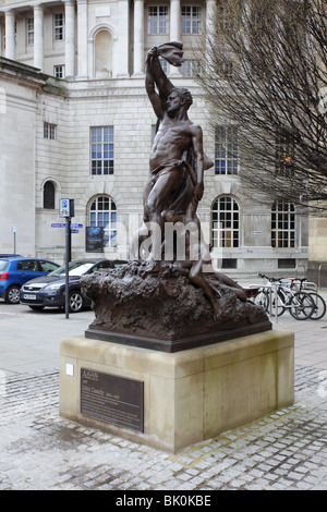 "A la deriva", una escultura de bronce por John Cassidy situado en Portland Street, Manchester, Lancashire, Inglaterra. Foto de stock