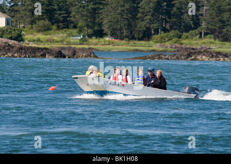 Un viaje en barco en una isla de Boston Whaler en Fox Thorofare, Maine Foto de stock