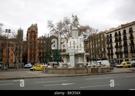 Plaza de Palau con blanca estatua monumento en Barcelona Foto de stock