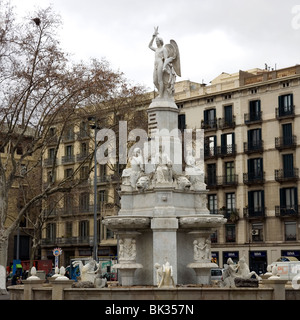 Plaza de Palau con blanca estatua monumento en Barcelona Foto de stock