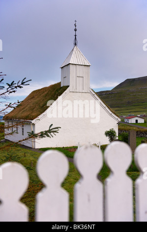 Iglesia con techo de césped en Husavik, Sandoy, Islas Feroe (Islas Feroe), Dinamarca, Europa Foto de stock