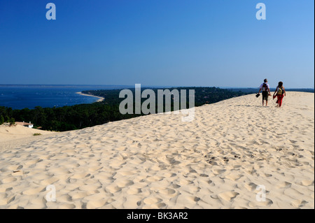 Par caminando sobre las dunas du Pyla, la bahía de Arcachon, Cote d'Argent, Aquitania, Francia, Europa Foto de stock