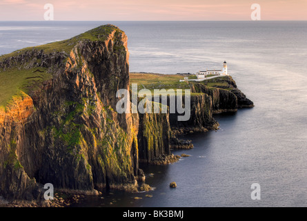 Faro de Neist Point y bañado en luz del atardecer, la Isla de Skye, Highland, Escocia, Reino Unido, Europa Foto de stock