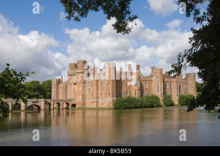 El castillo de Herstmonceux, East Sussex, Inglaterra, Reino Unido, Europa Foto de stock