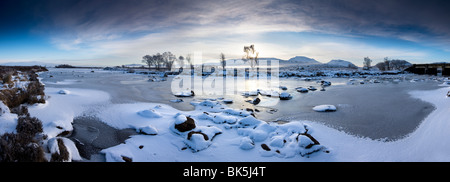 Panorámicas vistas de invierno congelado al amanecer, Ba Loch Rannoch Moor, Highland, Escocia, Reino Unido, Europa Foto de stock