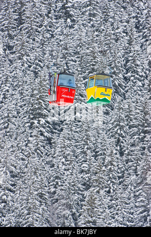 Colores brillantes Grindelwald Grund Gondola ski lift, Grindelwald, la región de Jungfrau, en el Oberland bernés en Alpes Suizos, Suiza Foto de stock