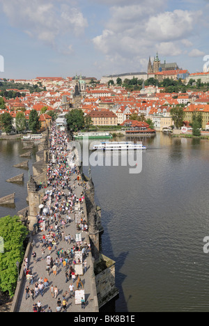 Vista desde la Torre del Puente de la ciudad vieja sobre el río Vltava, el Puente de Carlos con los turistas, el Castillo de Praga con la Catedral de San Vito