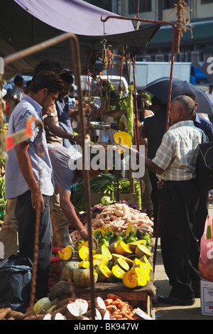 Producir para la venta en el mercado, Kandy, Sri Lanka Foto de stock