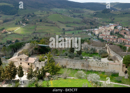 Una espectacular vista hacia el oeste, a la fortaleza Rocca, a los viñedos y el paisaje circundante desde la Torre Grossa. El..