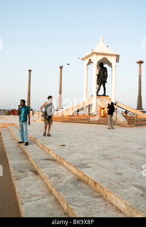 La India, Tamil Nadu, Pondicherry, Mahatma Gandhi Memorial estatua en la playa, en conmemoración de la marcha de la sal a esta playa Foto de stock
