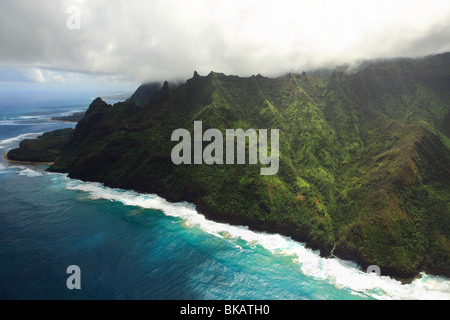 Costa Na Pali de Kauai, Hawaii; El Sendero Kalalau es visible Foto de stock