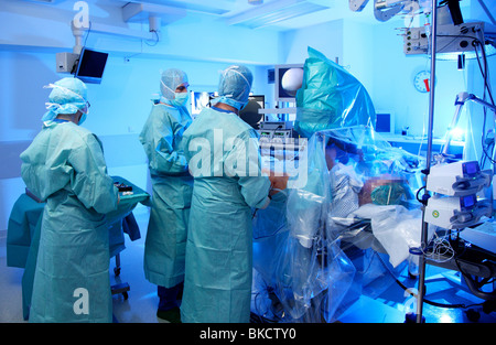Hospital, sala de operaciones de cirugía, la cirugía artroscópica de cadera. Foto de stock