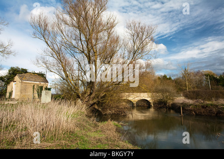 Hannington Puente sobre el río Támesis, cerca de Hannington mecha en los Cotswolds, Wiltshire, UK Foto de stock