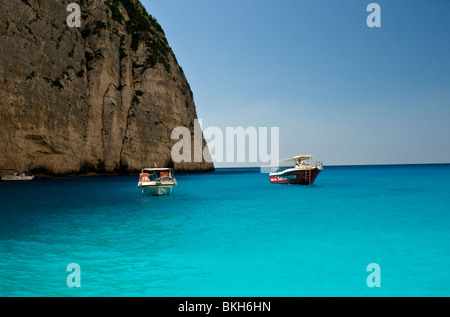 La hermosa playa ' el naufragio' / Navagio en la isla de Zakynthos, las islas jónicas, Grecia, las aguas color turquesa del mar Foto de stock