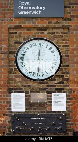 Inglaterra Londres Royal Observatory Greenwich Galvano-Magnetic clock & Estándares públicos de la longitud en pies y pulgadas Foto de stock