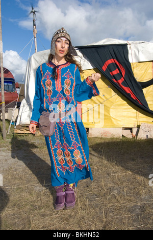 Países Bajos tienda mujer festival hippie landjuweel amsterdam escena  alternativa ruigoord sombrero hippie ropa hip bag hembra brillante  Fotografía de stock - Alamy