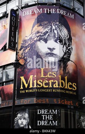Los Miserables cartelera en el Teatro Queen's, Shaftesbury Avenue, Londres, Inglaterra, Reino Unido.