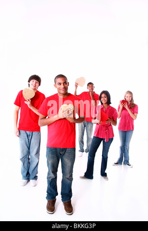 Un grupo de adolescentes la celebración de corazones Foto de stock