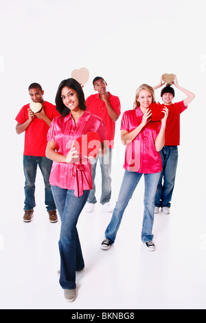 Un grupo de adolescentes la celebración de corazones Foto de stock