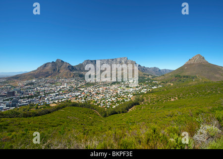 Vistas de Table Mountain, Devil's Peak (izquierda), con cabeza de león (derecha) y en la ciudad de Cape Town en un día despejado de verano. Foto de stock