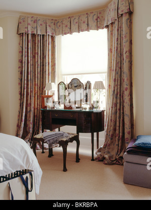 Antique tocador con espejo triple en azul 80 dormitorios con cortinas  swagged y colas Fotografía de stock - Alamy