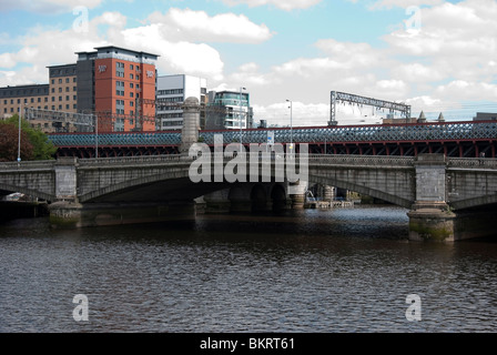 King George V & Caledonian Railway puentes sobre el río Clyde de Glasgow City Centre Foto de stock