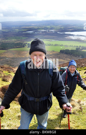 Personas mayores activas practicar el senderismo en el Parque Nacional de Trossachs, Escocia
