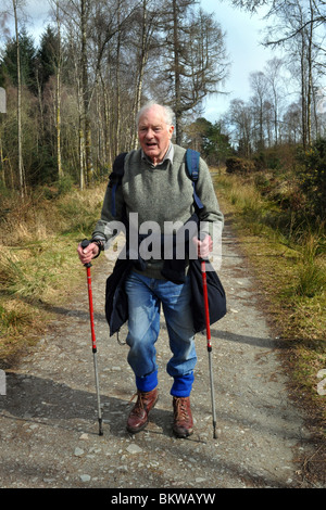 Personas mayores activas practicar el senderismo en el Parque Nacional de Trossachs, Escocia