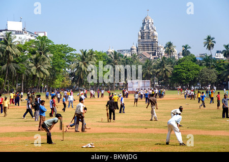 Las personas jugar cricket, Oval Maidan, Bombay, Mumbai, India Foto de stock