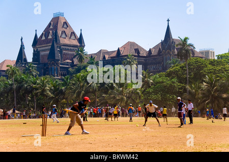 Las personas jugar cricket, parque de Maidan, Bombay, Mumbai, India Foto de stock