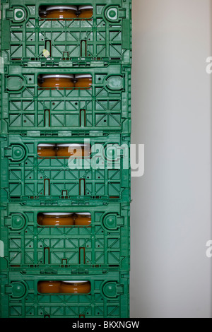 Cerca de una pila de cajas de plástico verde lleno de frascos de vidrio Cerca de una pila de cajas de plástico verde lleno de frascos de vidrio