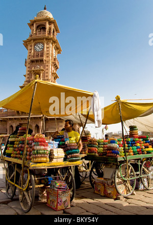 Los puestos de mercado y la Torre del Reloj, Jodhpur, Rajasthan, India Foto de stock